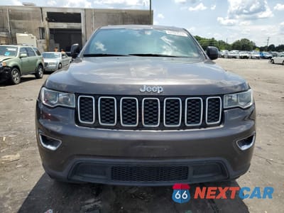 Piąte zdjęcie samochodu w środku: 2017 JEEP GRAND CHEROKEE LAREDO VIN:1C4RJFAG6HC826056 - miniatura