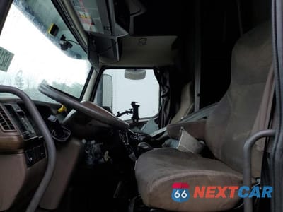 Piąte zdjęcie samochodu w środku: 2018 VOLVO VN VNL VIN:4V4NC9EH5JN895607 - miniatura