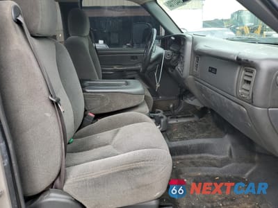 Piąte zdjęcie samochodu w środku: 2005 CHEVROLET SILVERADO K3500 VIN:1GBHK39U65E184282 - miniatura