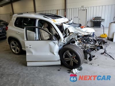 Czwarte zdjęcie samochodu z boku: 2015 VOLKSWAGEN TIGUAN S VIN:WVGAV7AX5FW015900 - miniatura
