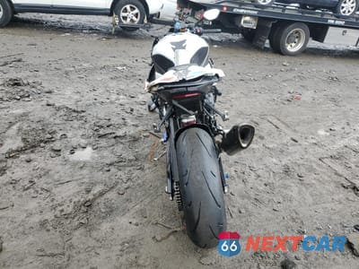 Czwarte zdjęcie samochodu z boku: 2023 BMW S 1000 RR VIN:WB10E6305P6H63560 - miniatura