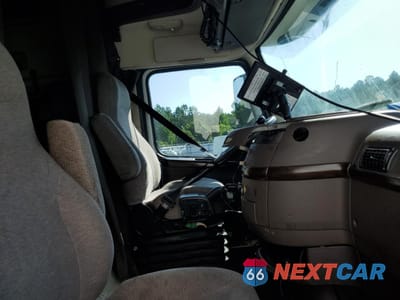 Piąte zdjęcie samochodu w środku: 2014 VOLVO VN VNL VIN:4V4NC9EH9EN173742 - miniatura