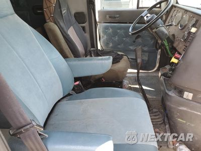 Piąte zdjęcie samochodu w środku: 1999 INTERNATIONAL 9400 SEMI TRUCK VIN:2HSFHAERXXC087707 - miniatura