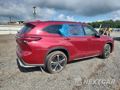 Trzecie zdjęcie samochodu z tyłu: 2022 TOYOTA HIGHLANDER XSE VIN:5TDLZRBH9NS253770 - miniatura
