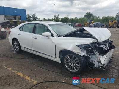 Czwarte zdjęcie samochodu z boku: 2016 LEXUS LS 460L VIN:JTHGL5EF3G5057210 - miniatura
