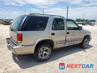 Trzecie zdjęcie samochodu z tyłu: 2000 CHEVROLET BLAZER VIN:1GNCS13WXY2128671 - miniatura