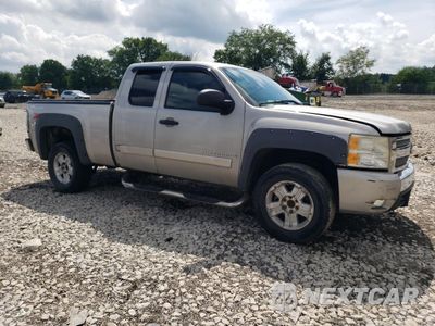 Czwarte zdjęcie samochodu z boku: 2008 CHEVROLET SILVERADO C1500 VIN:2GCEC190881220394 - miniatura