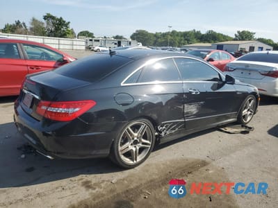 Trzecie zdjęcie samochodu z tyłu: 2011 MERCEDES-BENZ E 550 VIN:WDDKJ7CB4BF123270 - miniatura
