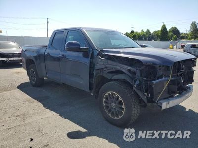 Czwarte zdjęcie samochodu z boku: 2022 TOYOTA TUNDRA DOUBLE CAB SR VIN:5TFLA5DA2NX002339 - miniatura