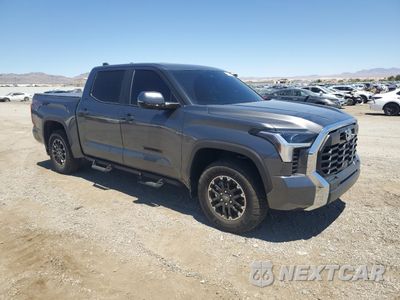Czwarte zdjęcie samochodu z boku: 2025 TOYOTA TUNDRA CREWMAX SR VIN:5TFLA5DB3SX305604 - miniatura