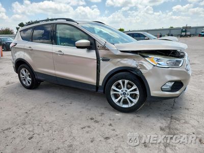Czwarte zdjęcie samochodu z boku: 2018 FORD ESCAPE SE VIN:1FMCU0GD0JUB51419 - miniatura