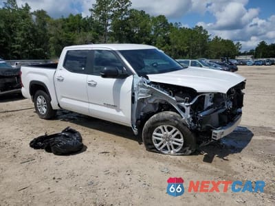 Czwarte zdjęcie samochodu z boku: 2025 TOYOTA TUNDRA CREWMAX SR VIN:5TFLA5DB9SX277503 - miniatura