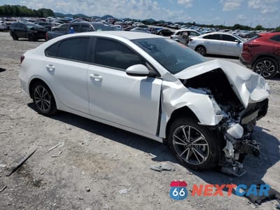 Czwarte zdjęcie samochodu z boku: 2023 KIA FORTE LX VIN:3KPF24AD0PE585709 - miniatura