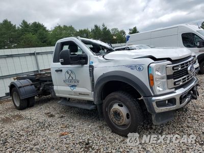Czwarte zdjęcie samochodu z boku: 2023 FORD F550 SUPER DUTY VIN:1FDUF5HT6PDA15760 - miniatura