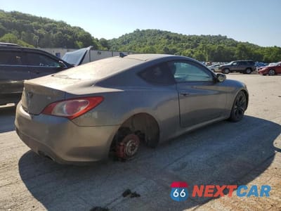 Trzecie zdjęcie samochodu z tyłu: 2010 HYUNDAI GENESIS COUPE 3.8L VIN:KMHHU6KH3AU012565 - miniatura