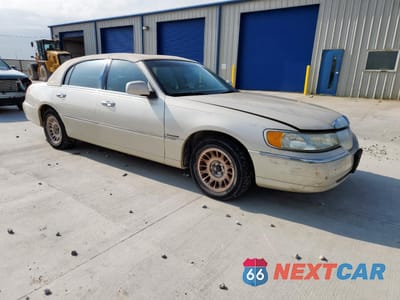 Czwarte zdjęcie samochodu z boku: 1999 LINCOLN TOWN CAR CARTIER VIN:1LNHM83W0XY607285 - miniatura