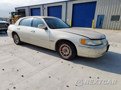 Czwarte zdjęcie samochodu z boku: 1999 LINCOLN TOWN CAR CARTIER VIN:1LNHM83W0XY607285 - miniatura