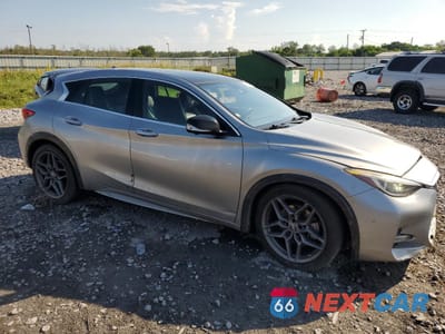 Czwarte zdjęcie samochodu z boku: 2018 INFINITI QX30 BASE VIN:SJKCH5CP1JA040415 - miniatura