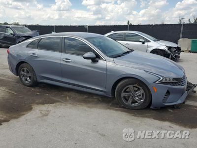 Czwarte zdjęcie samochodu z boku: 2023 KIA K5 LXS VIN:5XXG14J23PG185818 - miniatura