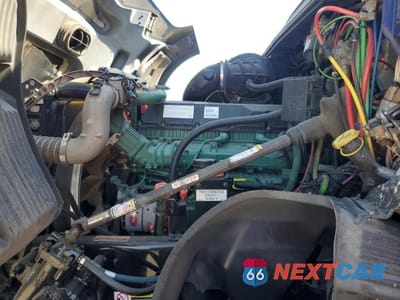 Zdjęcie 7 z 10 samochodu: 2020 VOLVO VNL VIN:4V4NC9EH3LN237822 - miniatura