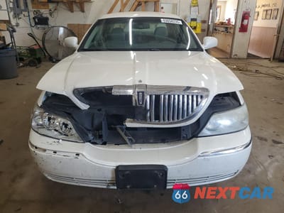 Piąte zdjęcie samochodu w środku: 2006 LINCOLN TOWN CAR SIGNATURE VIN:1LNHM81V46Y650469 - miniatura