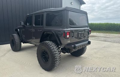 Trzecie zdjęcie samochodu z tyłu: 2022 JEEP WRANGLER UNLIMITED SPORT VIN:1C4HJXDM3NW144667 - miniatura