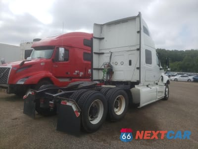 Czwarte zdjęcie samochodu z boku: 2018 INTERNATIONAL LT625 SEMI TRUCK VIN:3HSDZAPR9JN755827 - miniatura