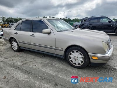 Czwarte zdjęcie samochodu z boku: 1997 MERCEDES-BENZ E 320 VIN:WDBJF55F2VA436054 - miniatura