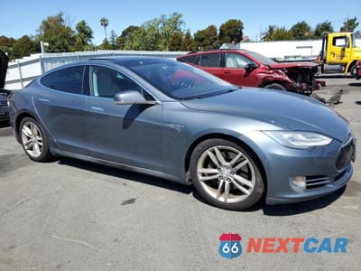 Czwarte zdjęcie samochodu z boku: 2012 TESLA MODEL S VIN:5YJSA1DN2CFP01548 - miniatura