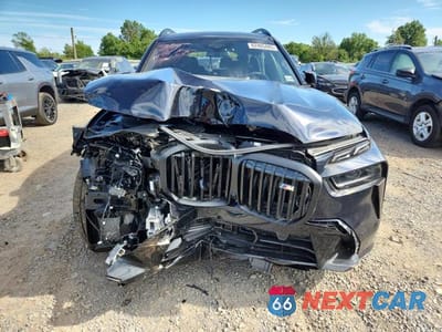 Piąte zdjęcie samochodu w środku: 2025 BMW X7 M60I VIN:5UX33EM07S9X73329 - miniatura