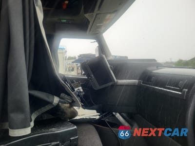 Piąte zdjęcie samochodu w środku: 2023 VOLVO VN VNL VIN:4V4NC9EH5PN340925 - miniatura