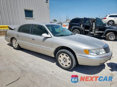 Czwarte zdjęcie samochodu z boku: 2002 LINCOLN CONTINENTAL VIN:1LNHM97V72Y693131 - miniatura