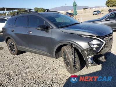 Czwarte zdjęcie samochodu z boku: 2023 KIA SPORTAGE X LINE VIN:KNDPYDAH2P7067266 - miniatura