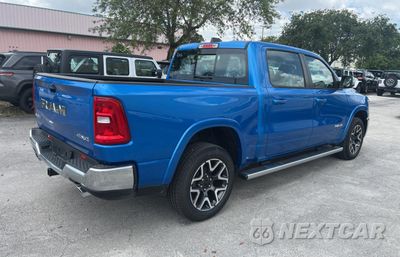 Czwarte zdjęcie samochodu z boku: 2025 RAM 1500 LARAMIE VIN:1C6SRFJP9SN527206 - miniatura