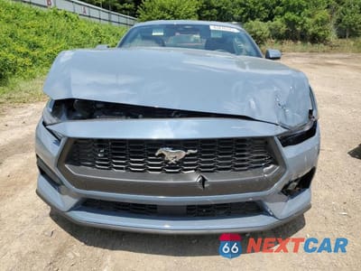 Piąte zdjęcie samochodu w środku: 2025 FORD MUSTANG VIN:1FA6P8TH3S5107934 - miniatura