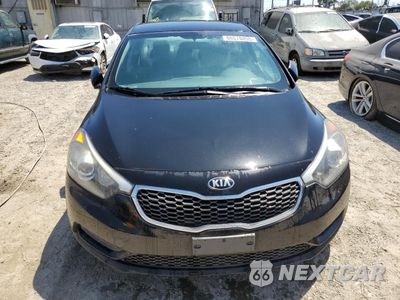 Piąte zdjęcie samochodu w środku: 2016 KIA FORTE LX VIN:KNAFK4A62G5510133 - miniatura