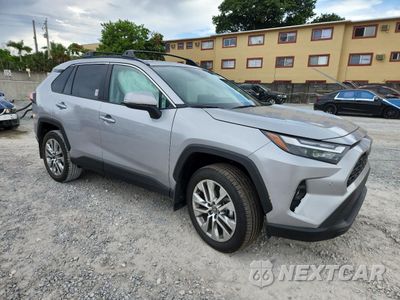 Czwarte zdjęcie samochodu z boku: 2025 TOYOTA RAV4 XLE PREMIUM VIN:2T3C1RFV6SC332719 - miniatura