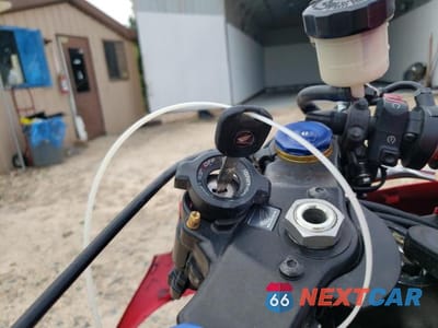 Zdjęcie 8 z 9 samochodu: 2018 HONDA CBR600 RR VIN:JH2PC40J6JK400342 - miniatura
