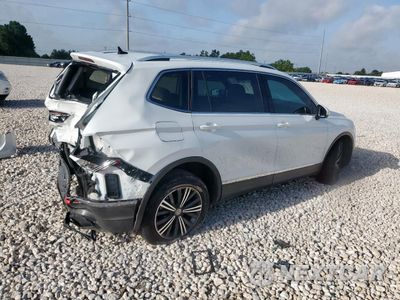 Trzecie zdjęcie samochodu z tyłu: 2018 VOLKSWAGEN TIGUAN SE VIN:3VV3B7AX1JM119753 - miniatura