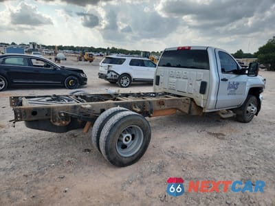 Trzecie zdjęcie samochodu z tyłu: 2016 CHEVROLET SILVERADO K3500 VIN:1GB3KYCG4GF101553 - miniatura