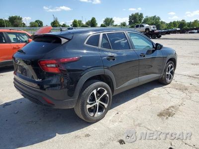 Trzecie zdjęcie samochodu z tyłu: 2025 CHEVROLET TRAX 1RS VIN:KL77LGEP9SC017138 - miniatura
