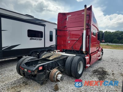 Czwarte zdjęcie samochodu z boku: 2019 VOLVO VNL SEMI TRUCK VIN:4V4NC9EH6KN903828 - miniatura