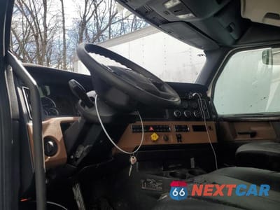Piąte zdjęcie samochodu w środku: 2020 FREIGHTLINER CASCADIA 116 VIN:1FVAHNDV6LLKY5942 - miniatura