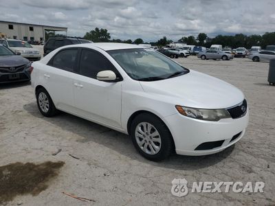Czwarte zdjęcie samochodu z boku: 2013 KIA FORTE EX VIN:KNAFU4A24D5681355 - miniatura
