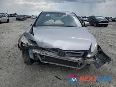 Piąte zdjęcie samochodu w środku: 2003 HONDA ACCORD LX VIN:1HGCM56393A058656 - miniatura