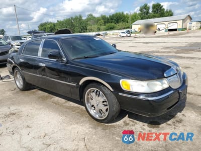 Czwarte zdjęcie samochodu z boku: 2000 LINCOLN TOWN CAR SIGNATURE VIN:1LNHM82W1YY914712 - miniatura