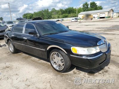 Czwarte zdjęcie samochodu z boku: 2000 LINCOLN TOWN CAR SIGNATURE VIN:1LNHM82W1YY914712 - miniatura