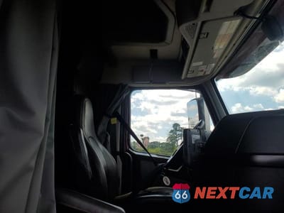 Piąte zdjęcie samochodu w środku: 2023 VOLVO VNL SEMI TRUCK VIN:4V4NC9EHXPN608898 - miniatura
