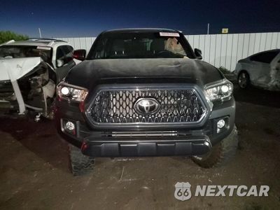 Piąte zdjęcie samochodu w środku: 2018 TOYOTA TACOMA DOUBLE CAB VIN:3TMCZ5AN8JM176934 - miniatura