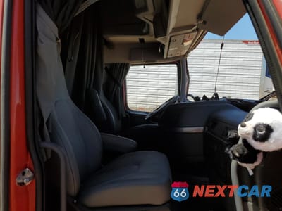 Piąte zdjęcie samochodu w środku: 2025 VOLVO VN VNL VIN:4V4NC9EHXSN691970 - miniatura